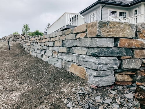 Støttemur i naturstein