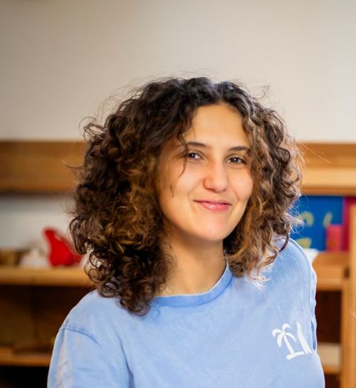 Budova základní školy Montessori Mozaika při pohledu z venku