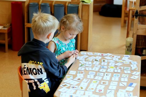 Budova základní školy Montessori Mozaika při pohledu z venku