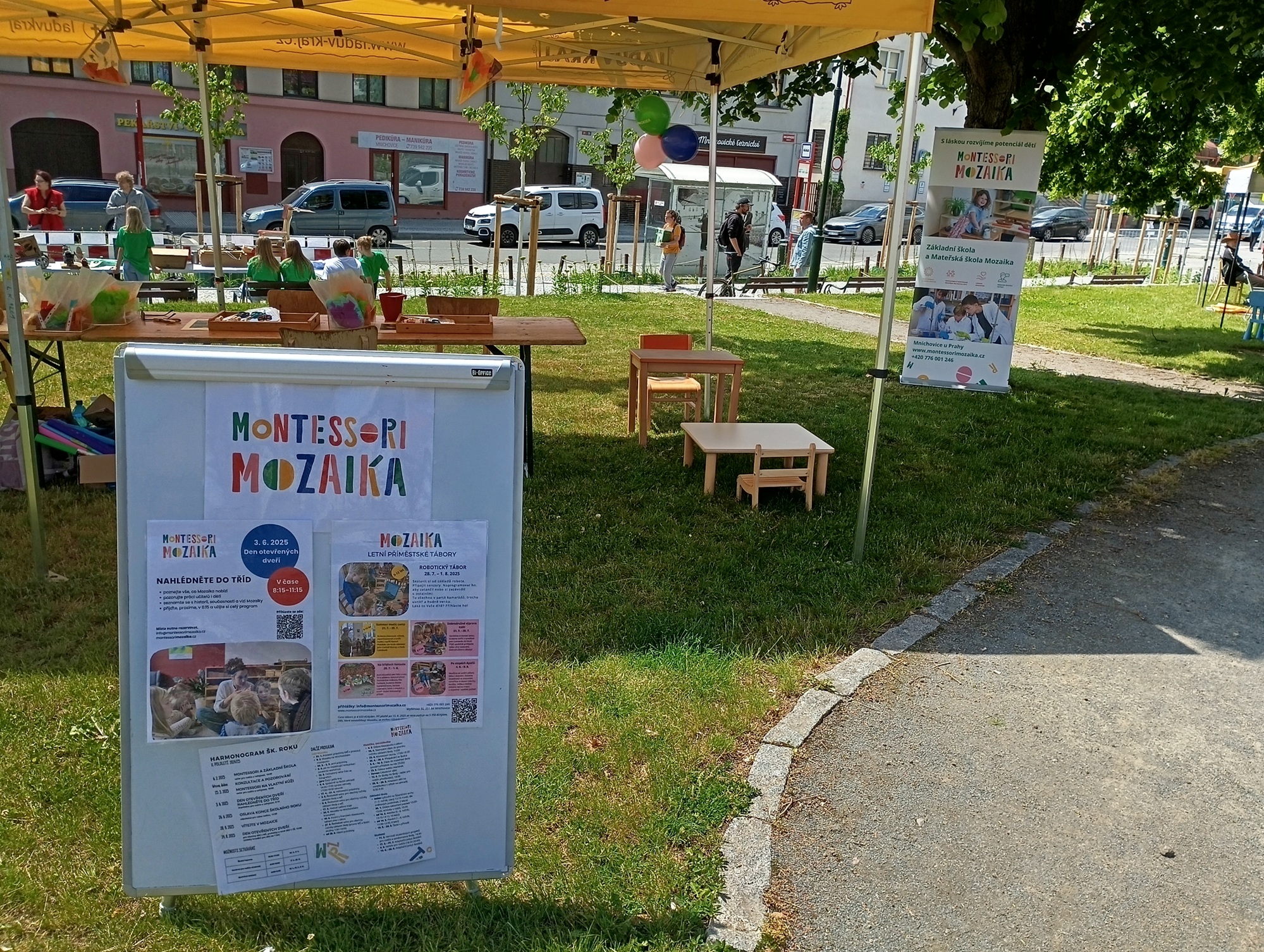 Budova základní školy Montessori Mozaika při pohledu z venku