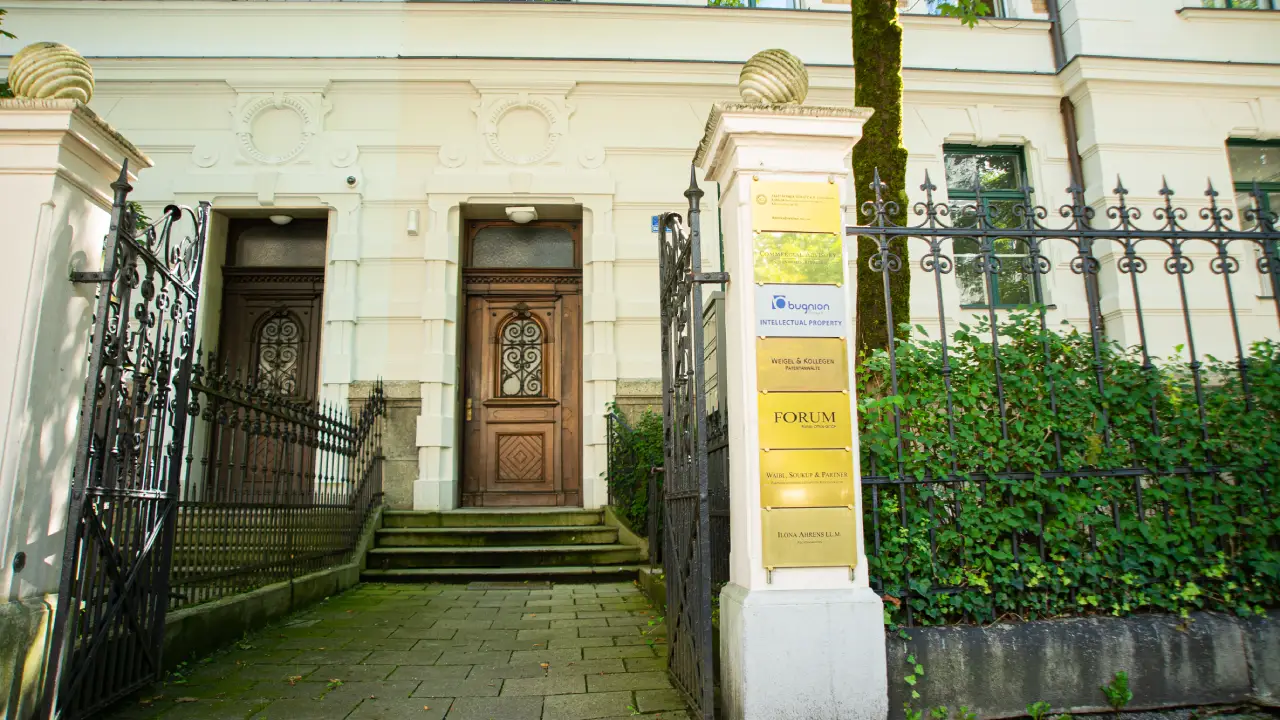 Der Eingang zum münchner Hauptbüro des FORUM Family Offices