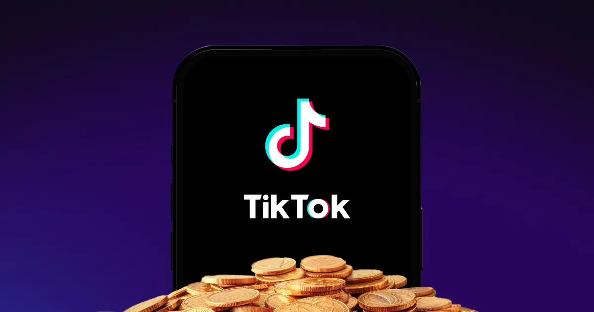 Um celular com o aplicativo TikTok em cima de dólares americanos.