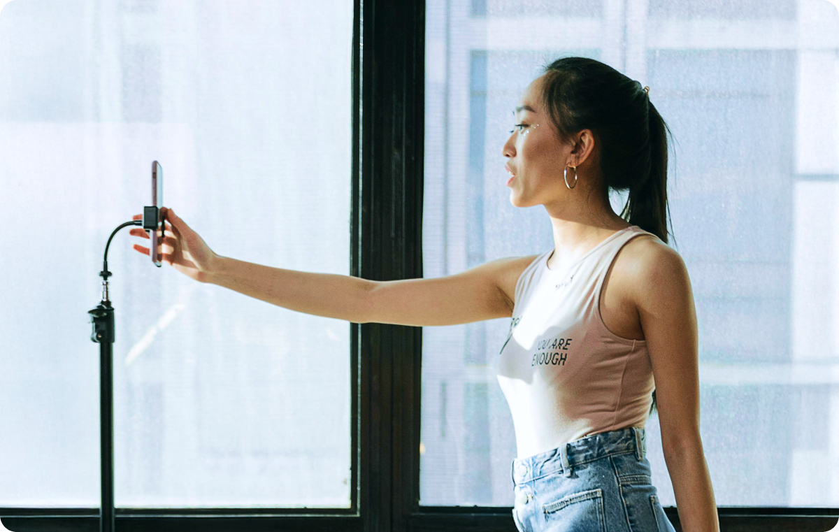 A content creator in a live show with her audience. 