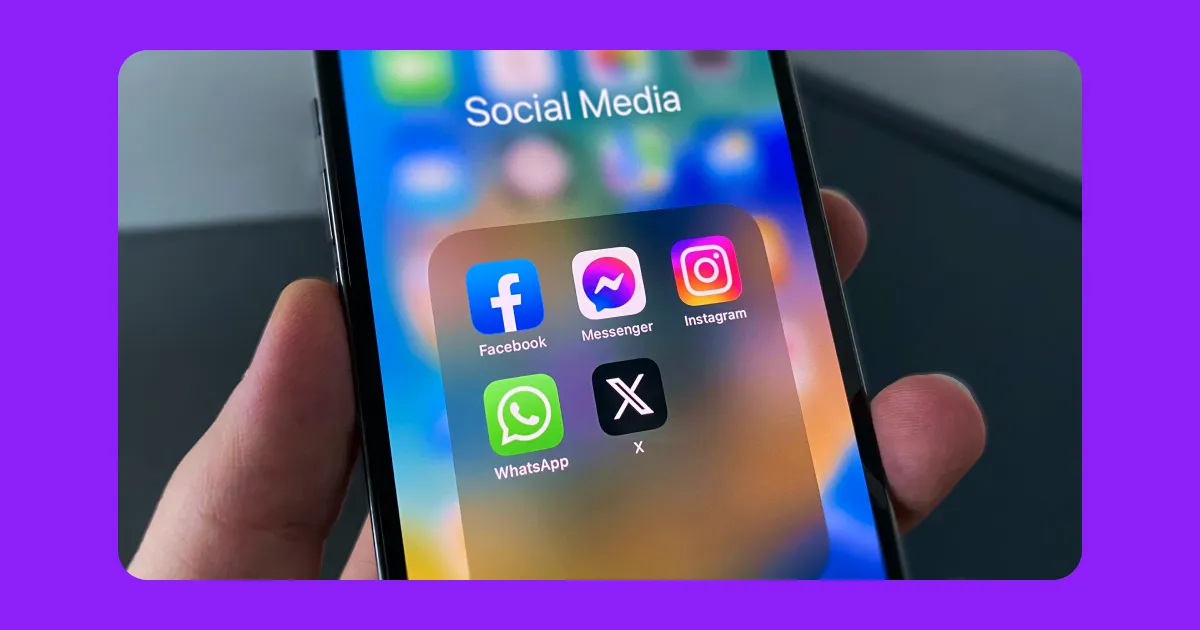 Uma mão segurando um iPad exibindo uma interface com vários logotipos de mídia social e destacando a palavra “Conectar”.