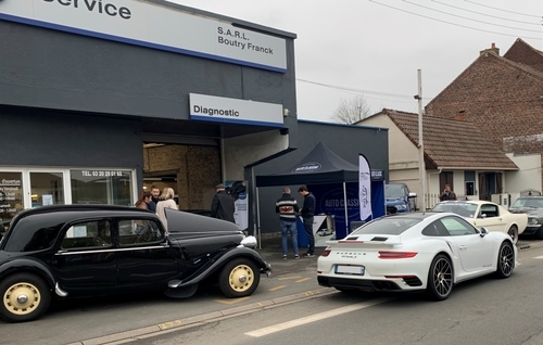 photo du stand Auto Classic avec des personnes qui échangent ensemble