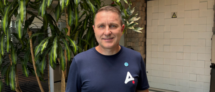 30 anos de produção: a evolução da Acrilys na visão de quem vive o dia a dia da indústria