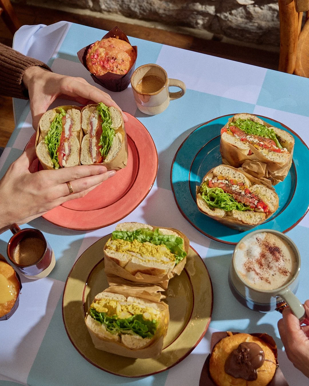 salle de restau avec mur en pierre