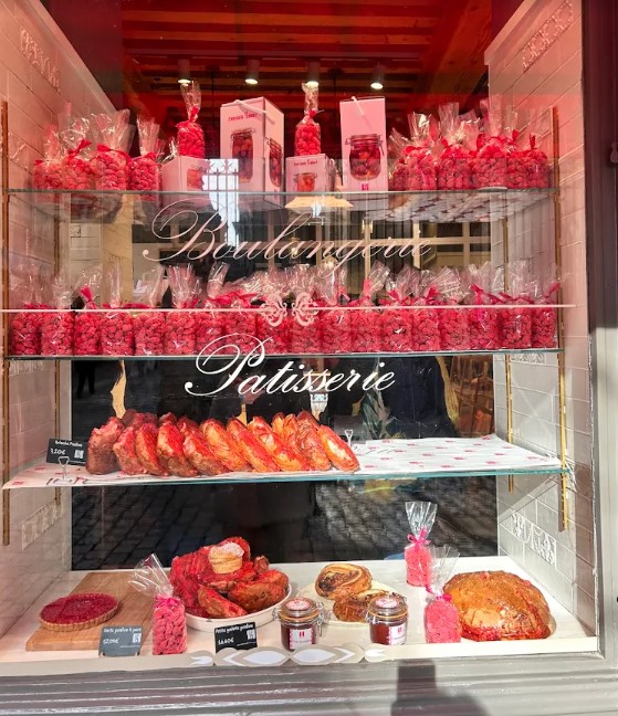 Étagères remplies de patisserie à la praline rose