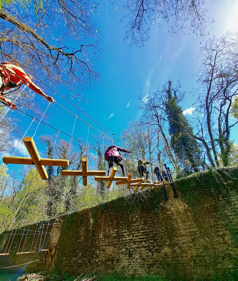 personnes réalisant un parcours avec un mur à monter