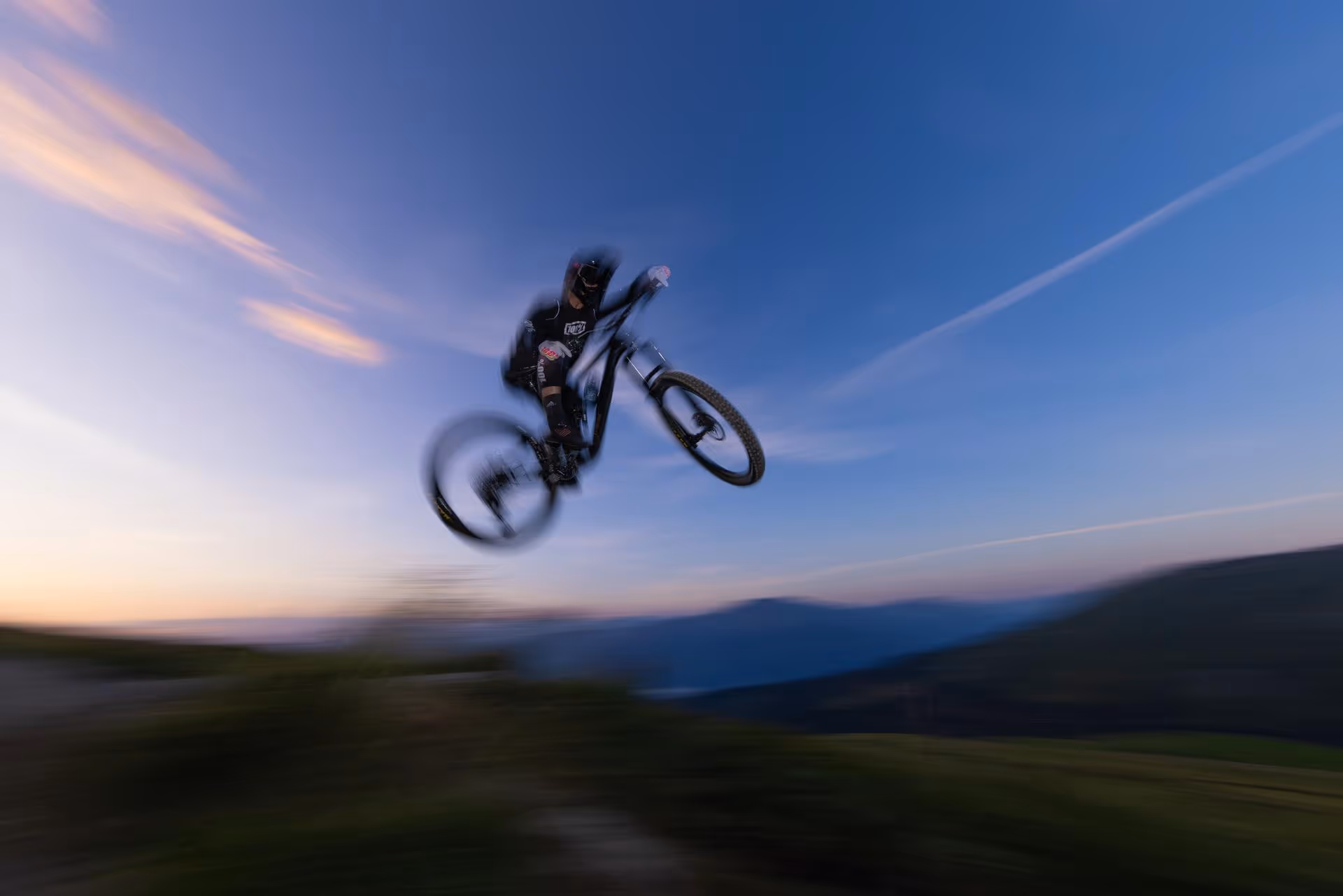 Snowboarder beim Springen umgeben von Schneestaub