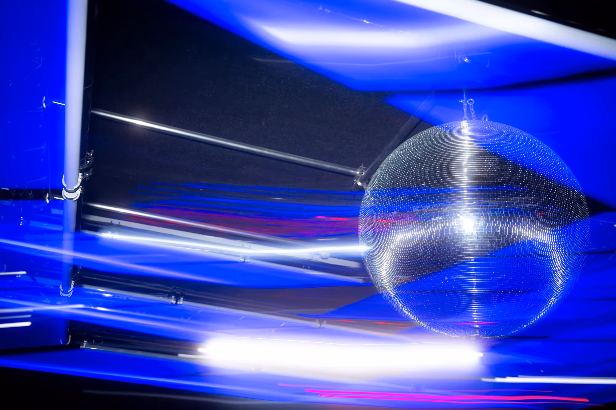 Discokugel die von der Decke hängt