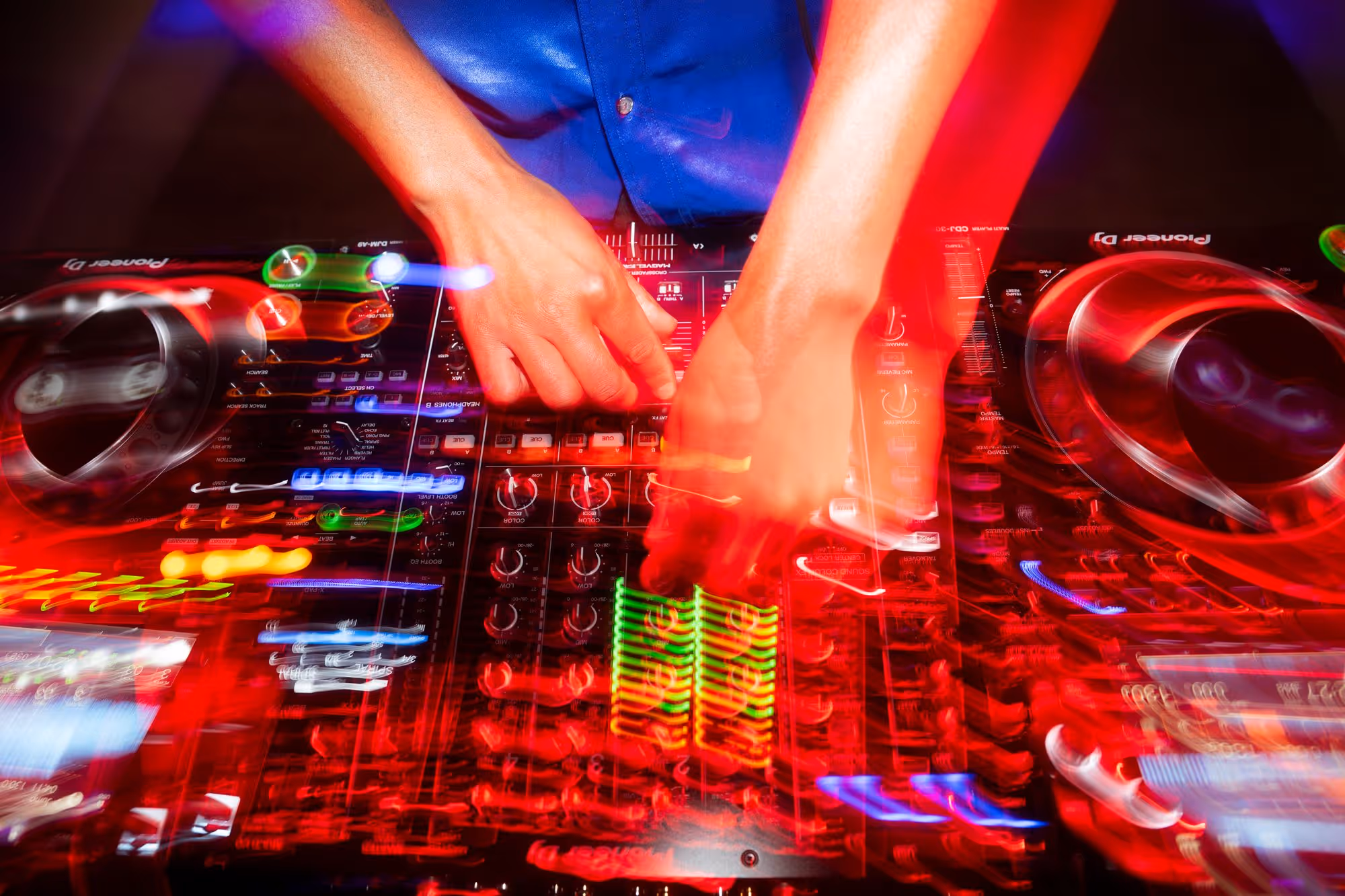 DJ dreht an Knöpfen des DJ-Pults