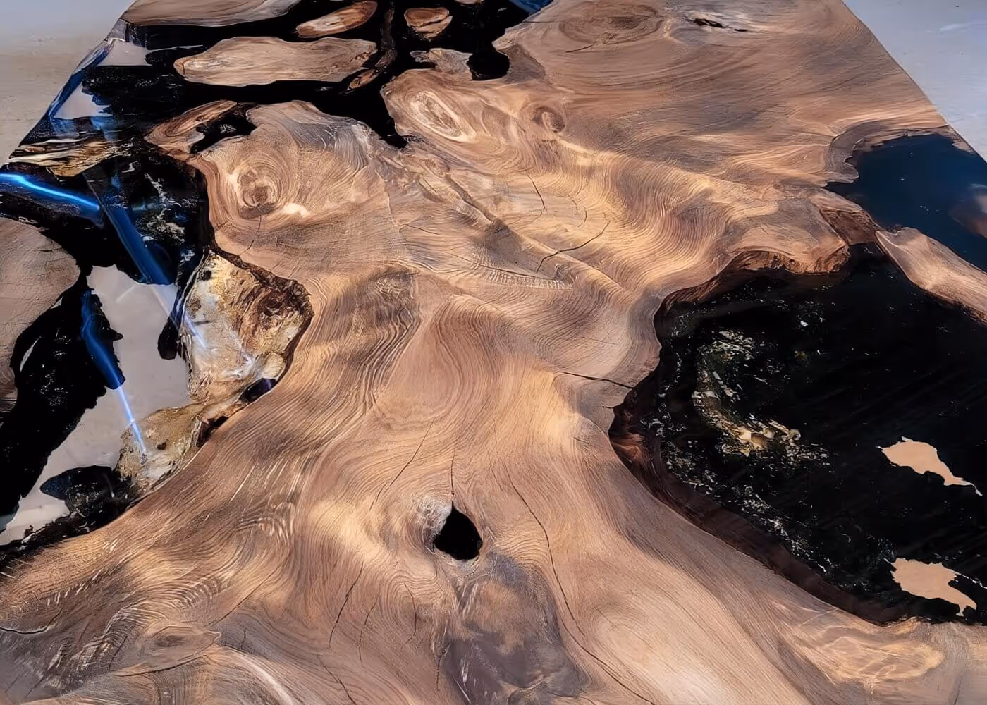 Plateau de table unique en bois de racine, orné d'ambre d'origine et d'écorce, pour une table à manger d'exception, à la fois meuble, objet d'art et œuvre d'art naturel