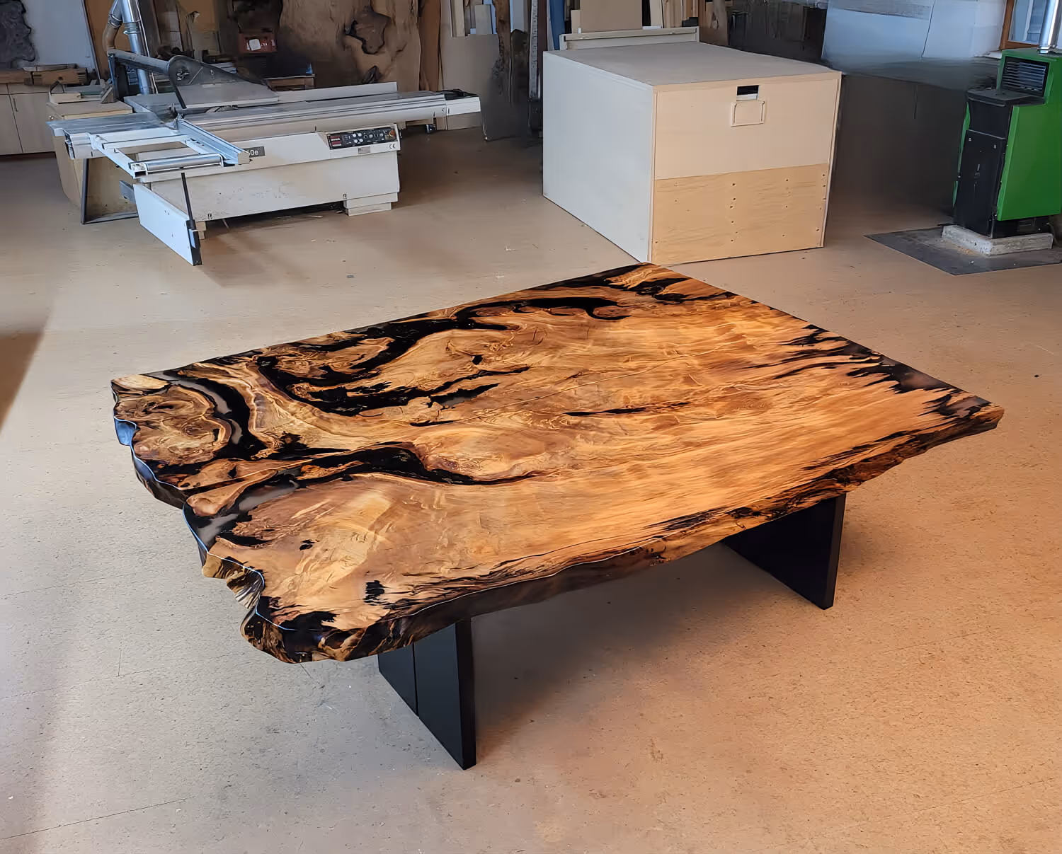 Table en kauri d'exception, fabriquée à partir de bois de racine et de tronc rare, destinée à des projets d'aménagement d'intérieur en Suisse et au Luxembourg, comme table de réunion ou table à manger exclusive