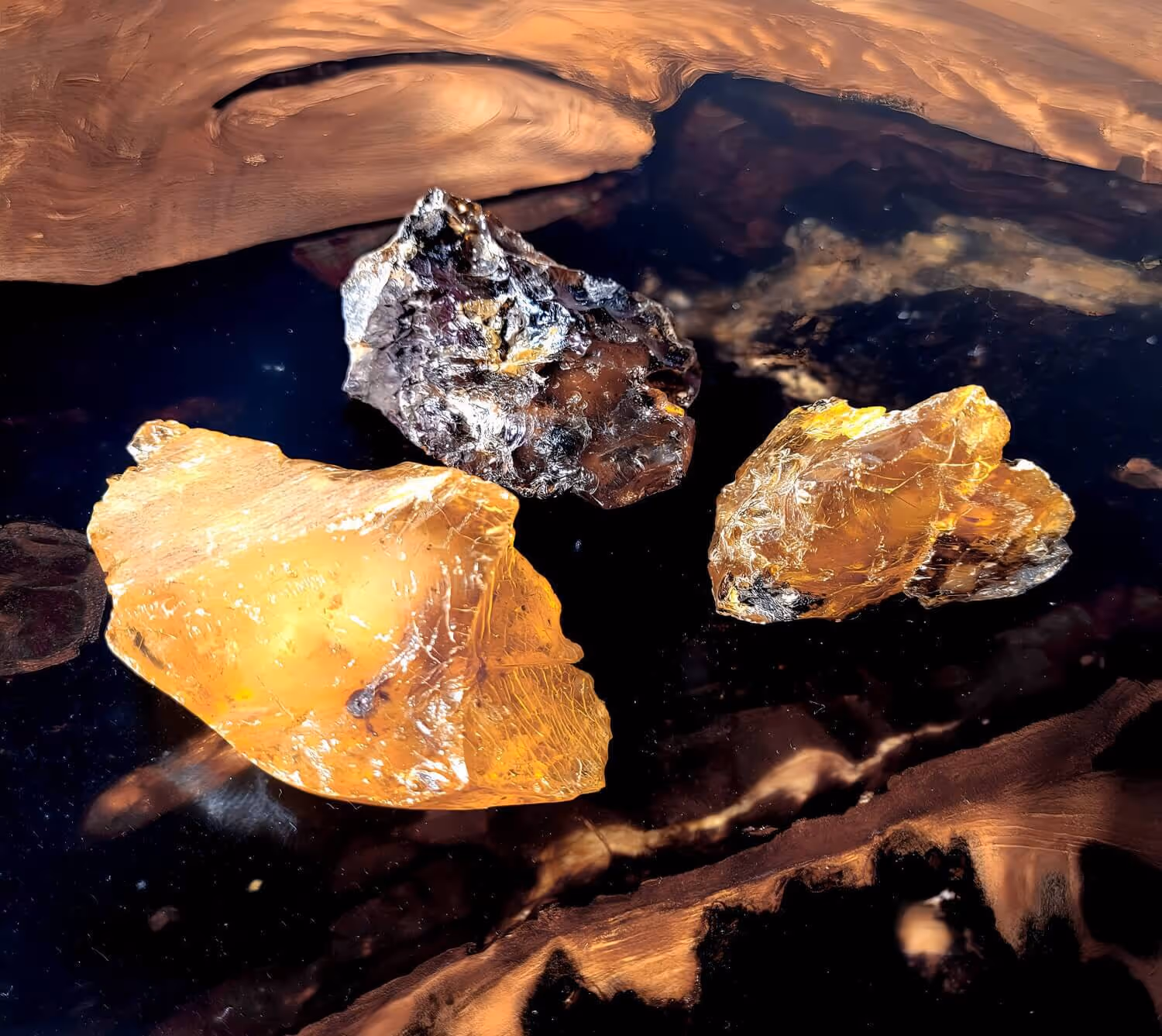 Amber from the millennia-old kauri burl wood of a unique table, crafted into an exclusive dining table for furniture enthusiasts in Switzerland and Luxembourg