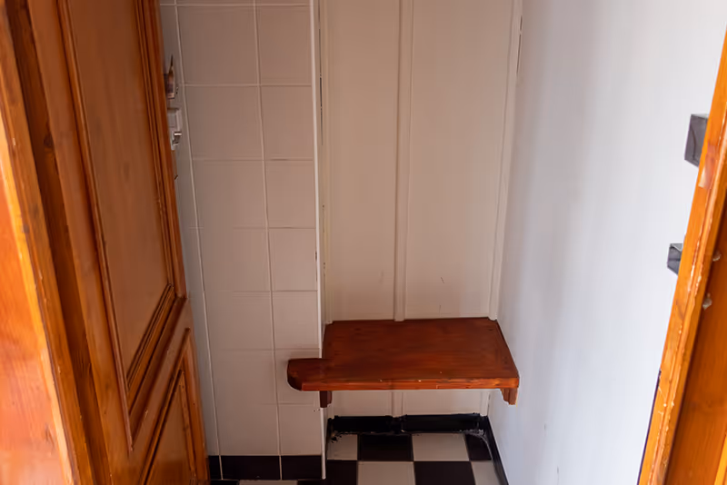 A black and white checkered floor in a bathroom