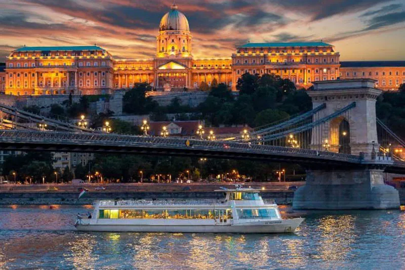 Łódź na wodzie przed mostem