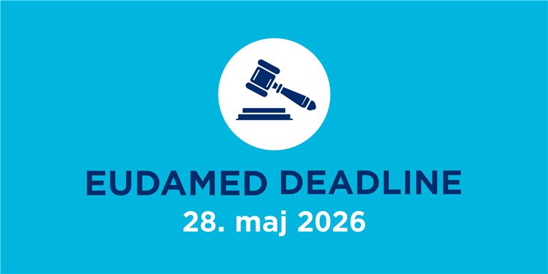 hånd griber ned i papkasse med tomme dåser og plastikposer