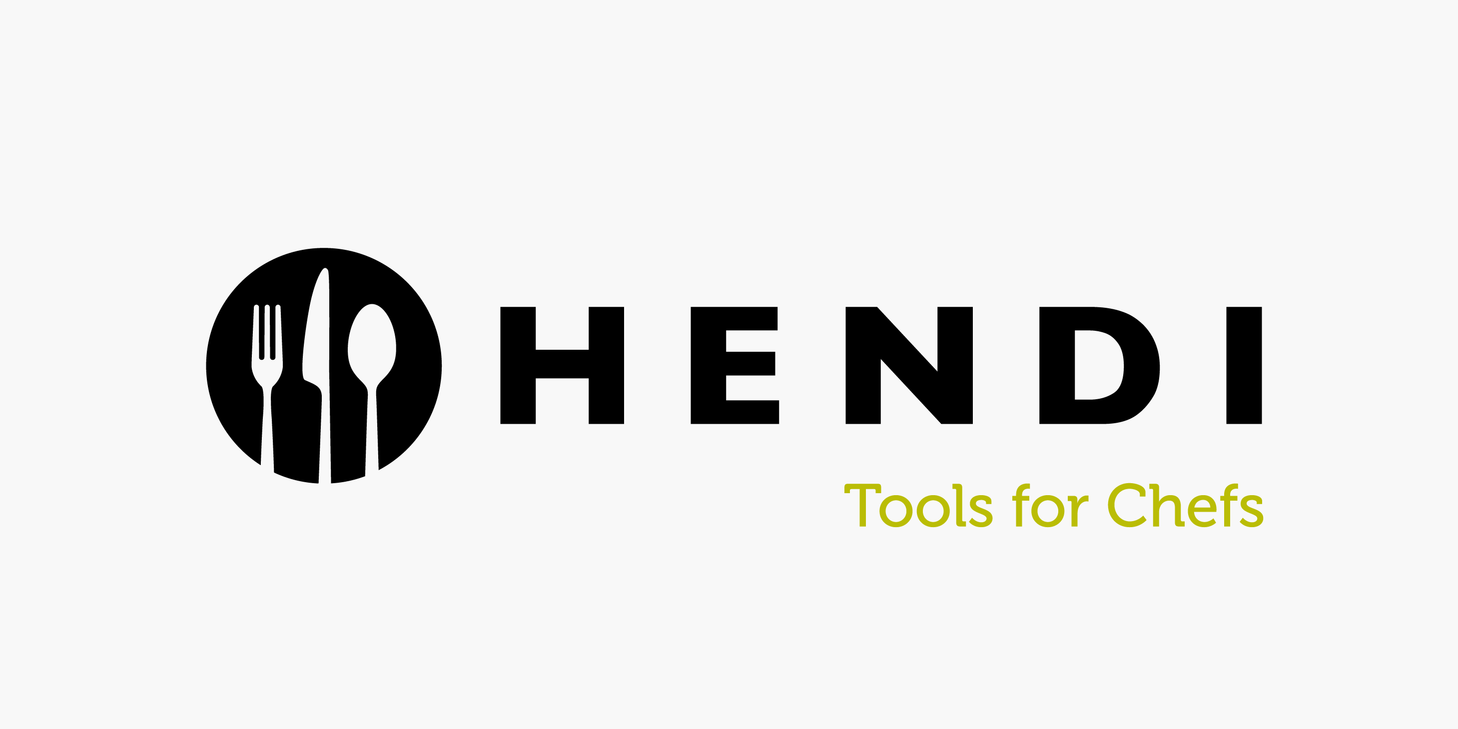 hånd griber ned i papkasse med tomme dåser og plastikposer