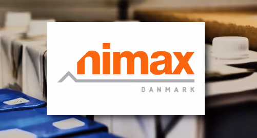 Nimax logo foran en baggrund af mælkekartoner på en butikshylde