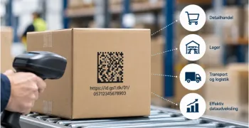 En håndscanner scanner en 2D-stregkode på en papkasse på et transportbånd