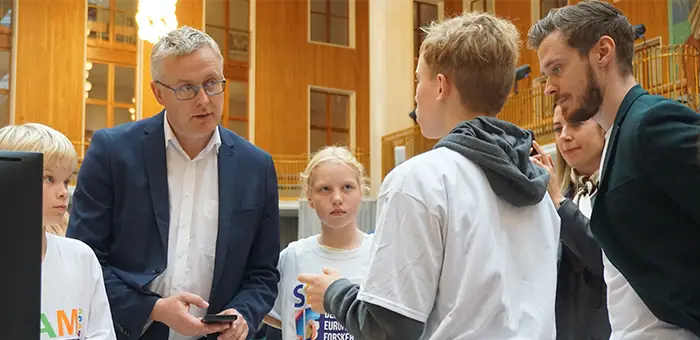 Minister for Food, Agriculture and Fisheries Jacob Jensen speaks with a student on the national and international day against food waste