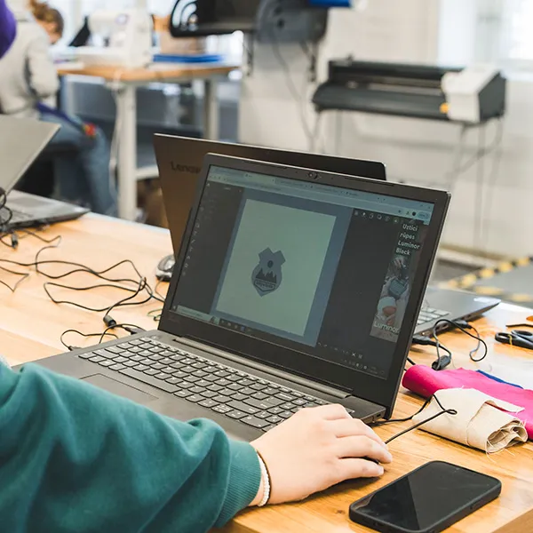 Meistarklase Digitālais dizains un vinilgriešana tekstilam