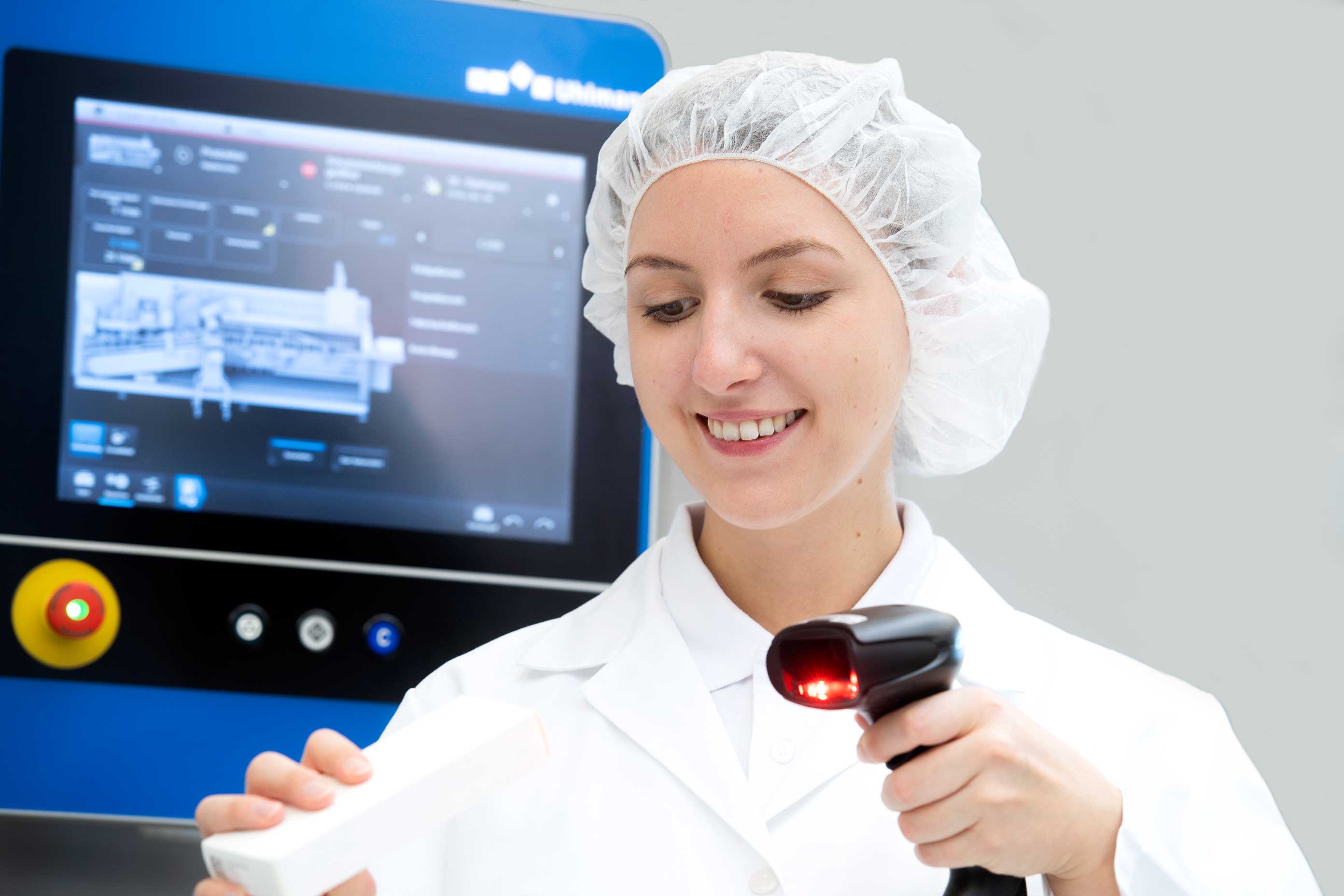 Person hält ein Tablet, das eine industrielle Überwachungssoftware mit Diagrammen und Asset-Informationen anzeigt.