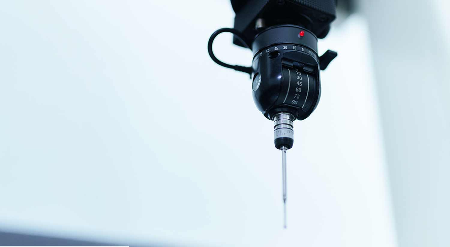 Automatisierte Verpackungsmaschine legt Kartons auf ein Förderband in einer Fabrik.