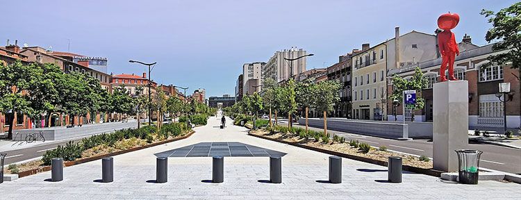 Esplanade piétonne protégée par des bornes fixes et amovible pour l’entrée, par des trottoirs hauts et des parterres sur les côtés