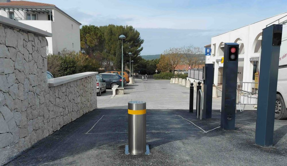 Résidence sécurisée par une borne escamotable et un totem de contrôle