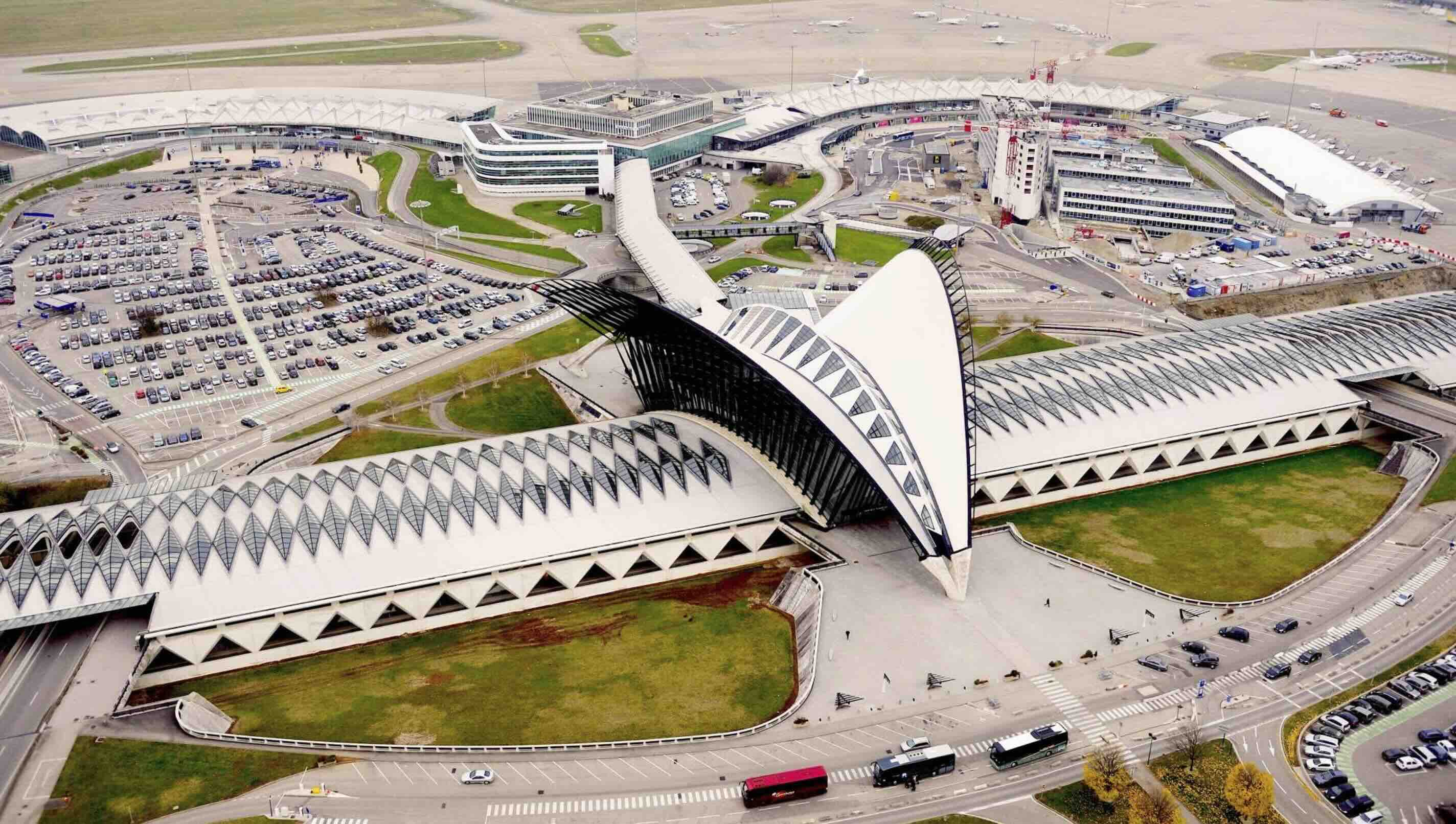 Sécurisation des abords de l’aéroport de Lyon par des bornes automatiques et des totems de contrôle