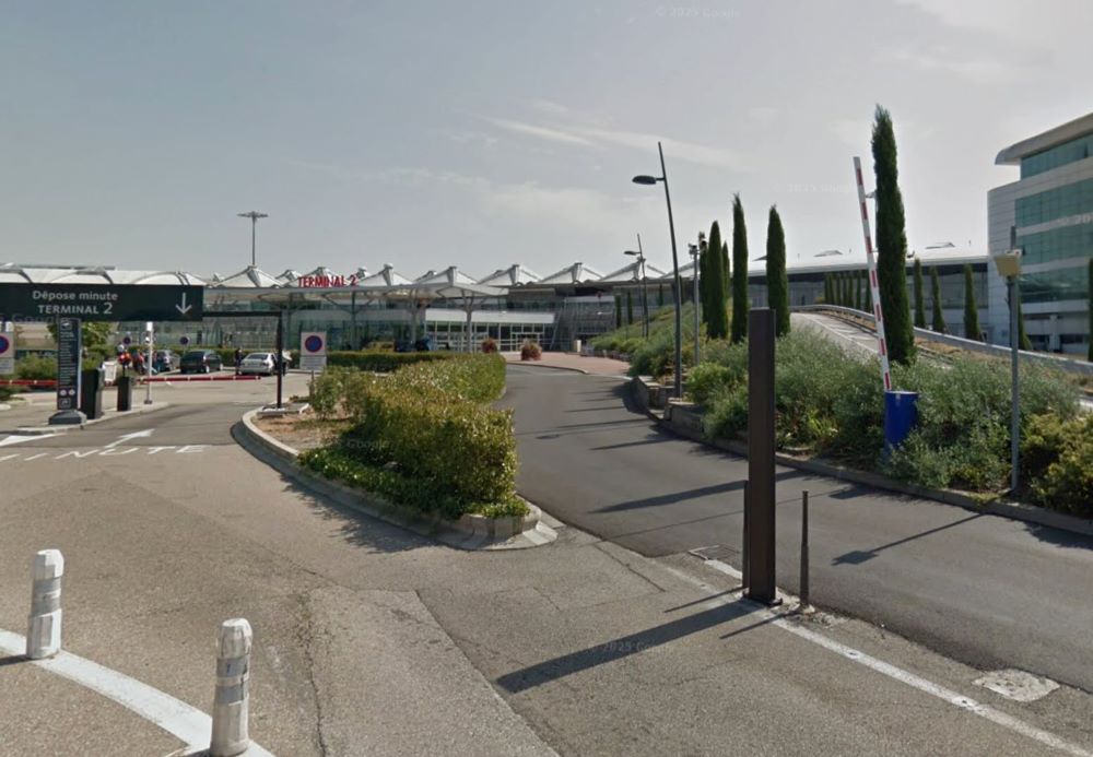 La voie de service menant au terminal 2 était initialement contrôlée par une barrière levante