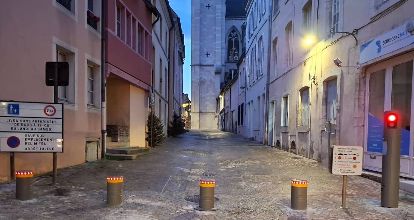 Réalisation CITINNOV d’une signalisation lumineuse complète, bornes fixes, escamotables et totem