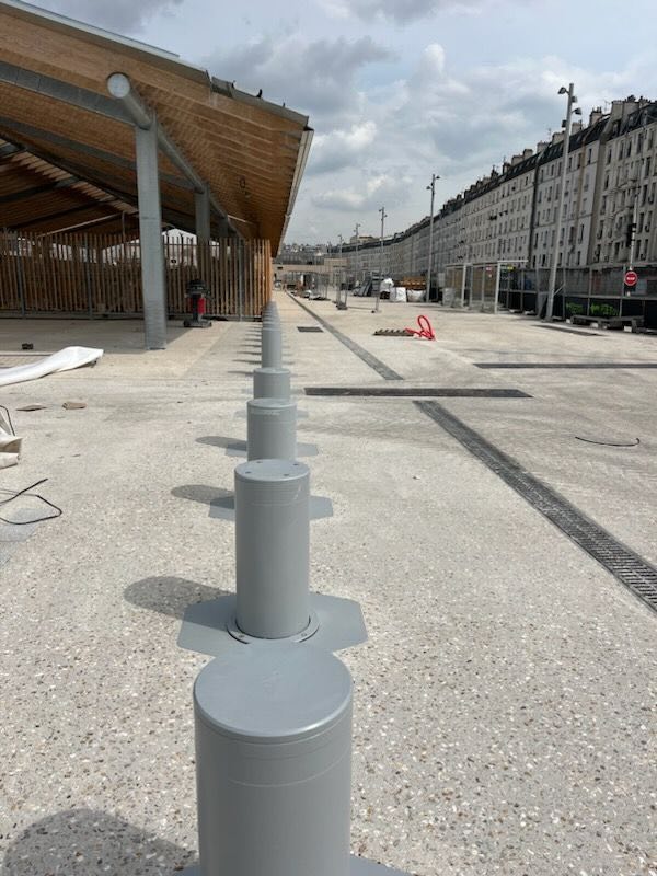 Bornes anti-bélier CITINNOV implantées sur le parvis de la Gare du Nord à Paris