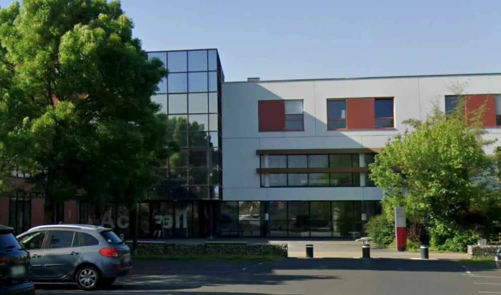 Barrière de bornes de sécurité entre les parkings et les abords piétons