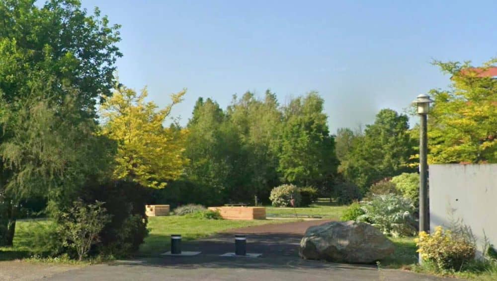 Les bornes fixes et manuelles protègent le parc paysagé