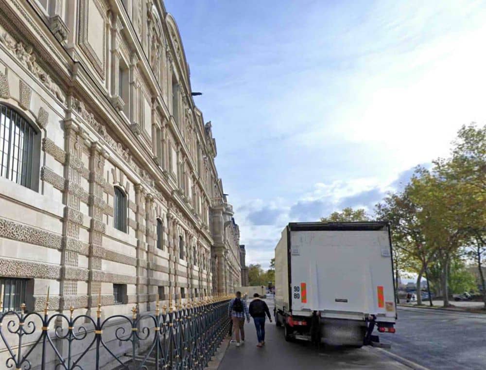 Stationnement illégal d’un poid lourd sur le trottoir non protégé jouxtant l’aile Sully