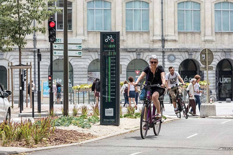 Piste cyclable sécurisée et le totem du Parc du Verney