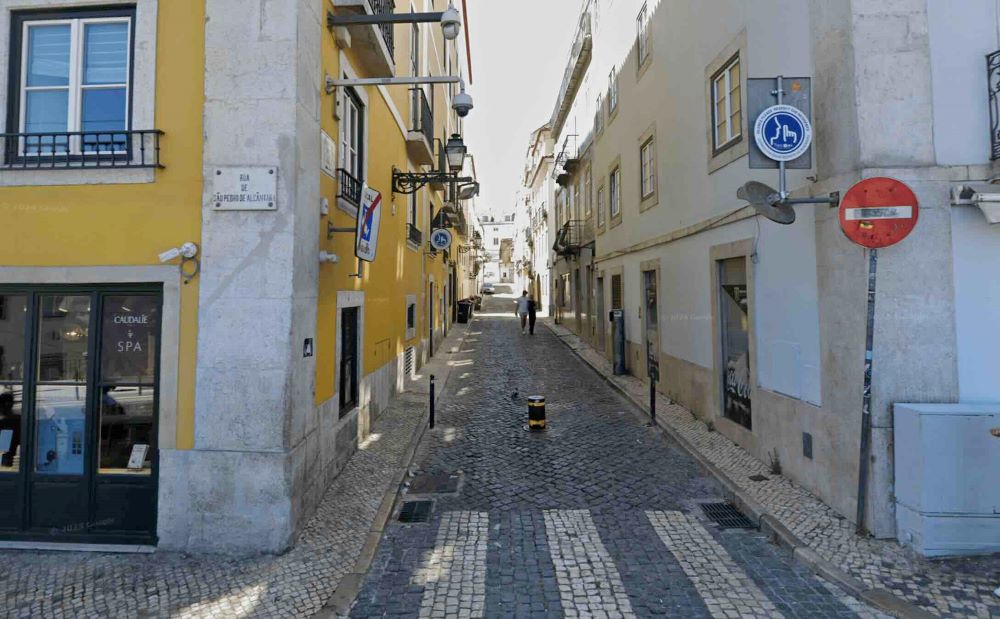 Borne escamotable de régulation d’une rue du Bairro Alto à Lisbonne