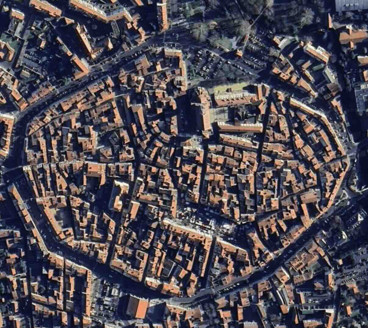 Le centre-ville historique d’Issoire, zone de circulation apaisée gérée par des bornes de contrôle d’accès