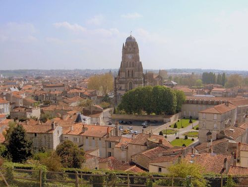 Panorama sur la vieille ville de Saintes