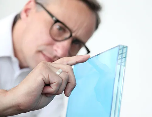 Detailgenaues Betrachten einer Doppelverglasung