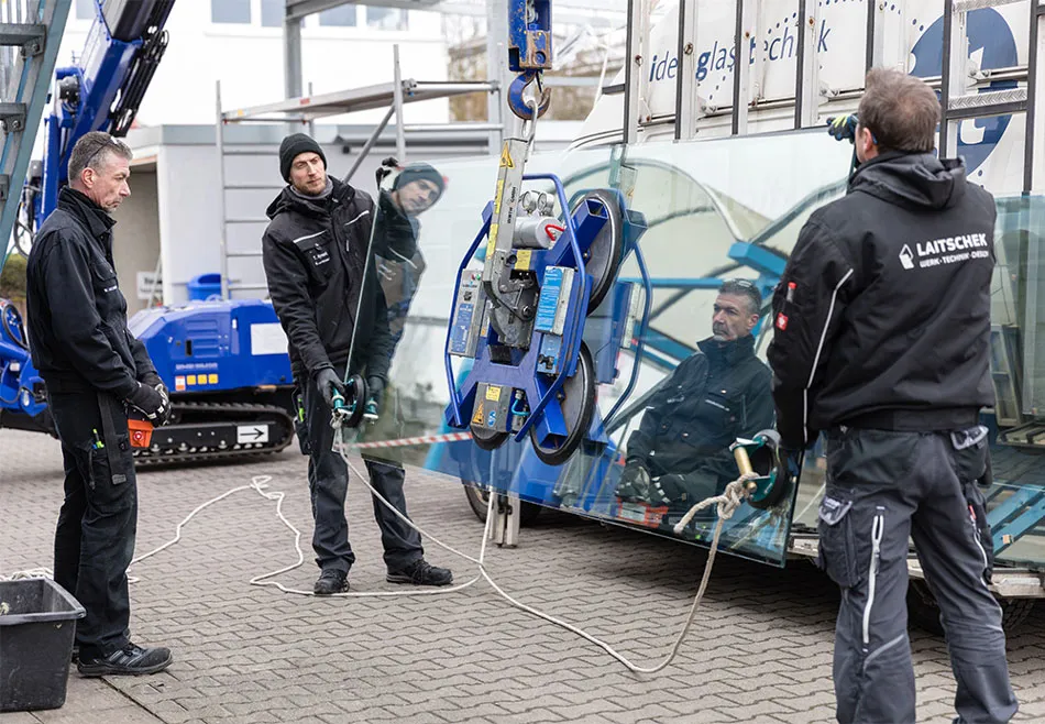 Teamarbeit – Einbau einer Spiegelverglasung 