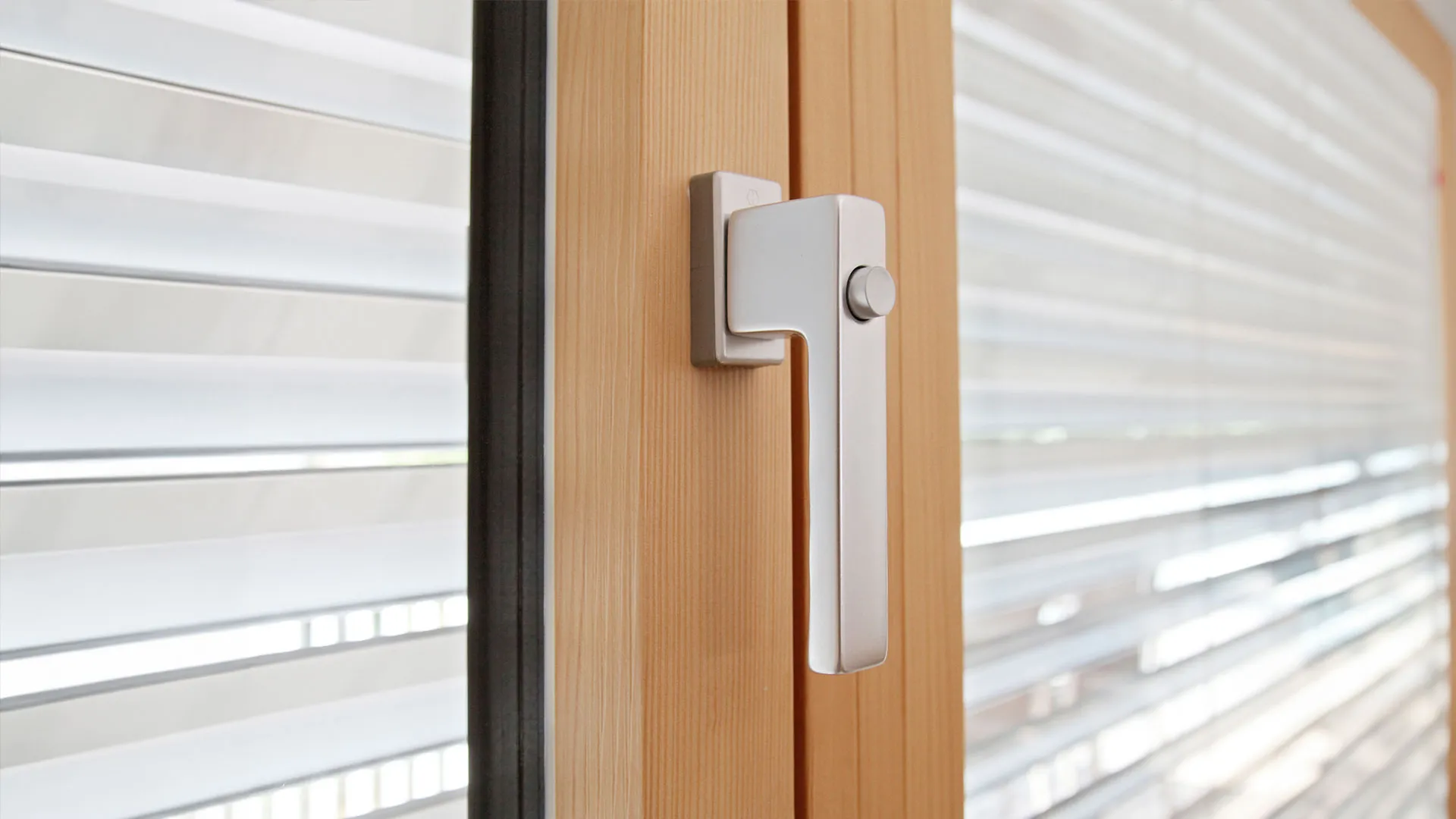 Nahaufnahme eines Fenstergriffs.