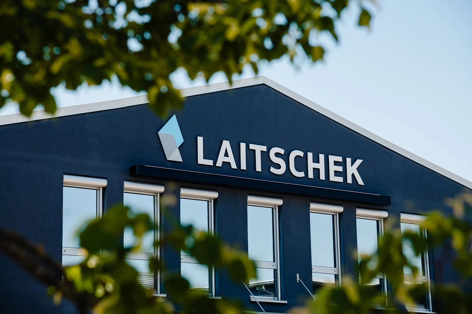 Foto von der Gebäudefassade der Laitschek GmbH