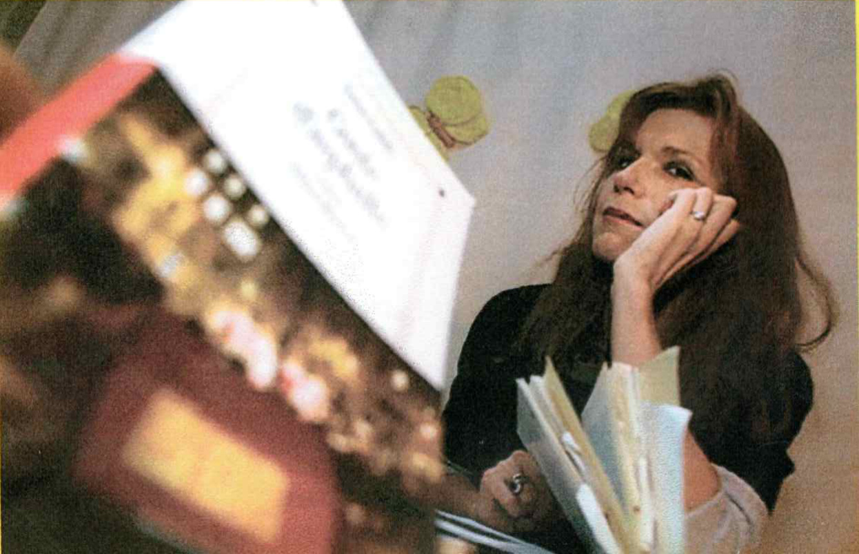 Anne Calife au milieu de manuscrits