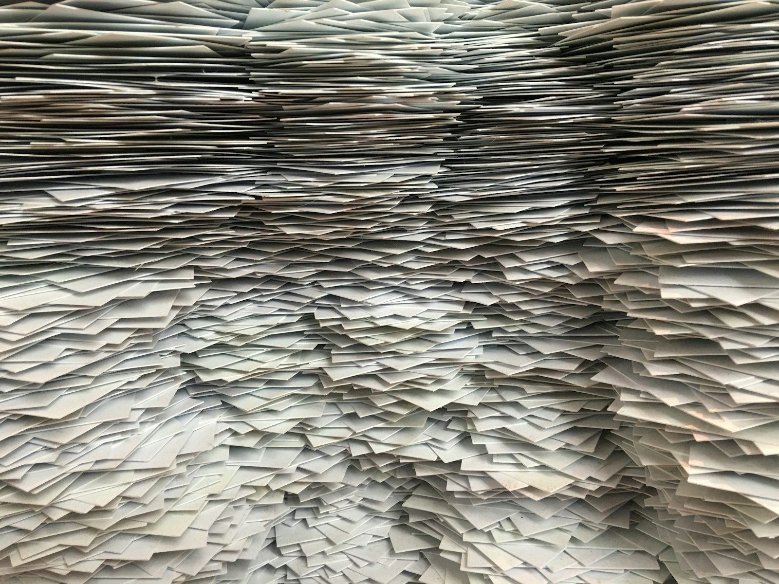 Montagne de feuilles empilées : les milliers de manuscrits reçus par les éditeurs