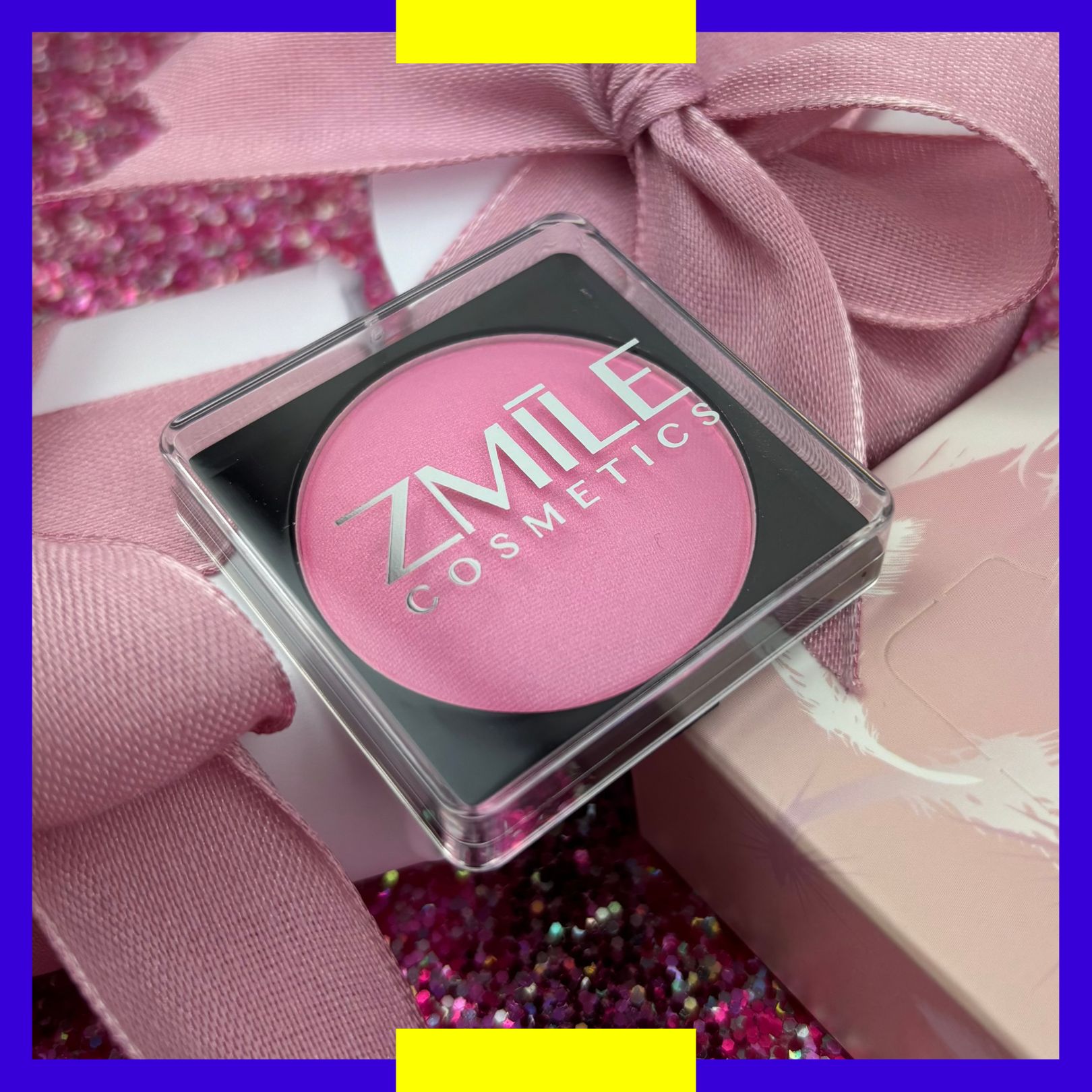 Pink Blush im quadratischen ZMILE Cosmetics Case, dekorativ platziert auf pinkem Glitzer-Hintergrund mit Geschenkdetails – Beauty Adventskalender Inhalt.