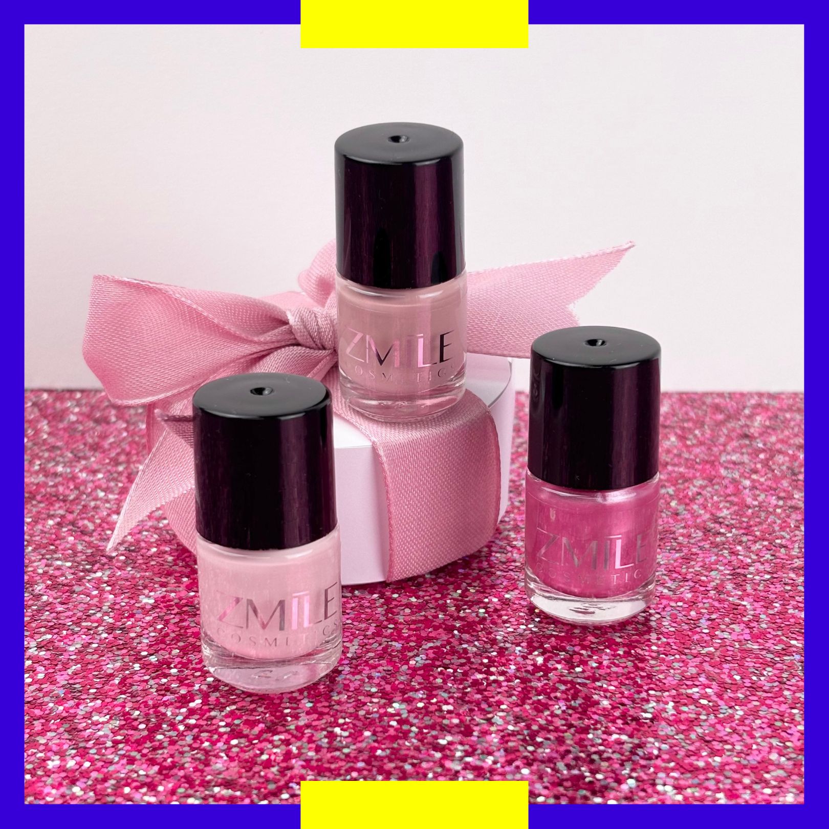 Drei Nagellacke in Nude, Rosé und Pink mit ZMILE Cosmetics Aufdruck, präsentiert auf Geschenkbox mit Schleife – Beauty Adventskalender Produkte.